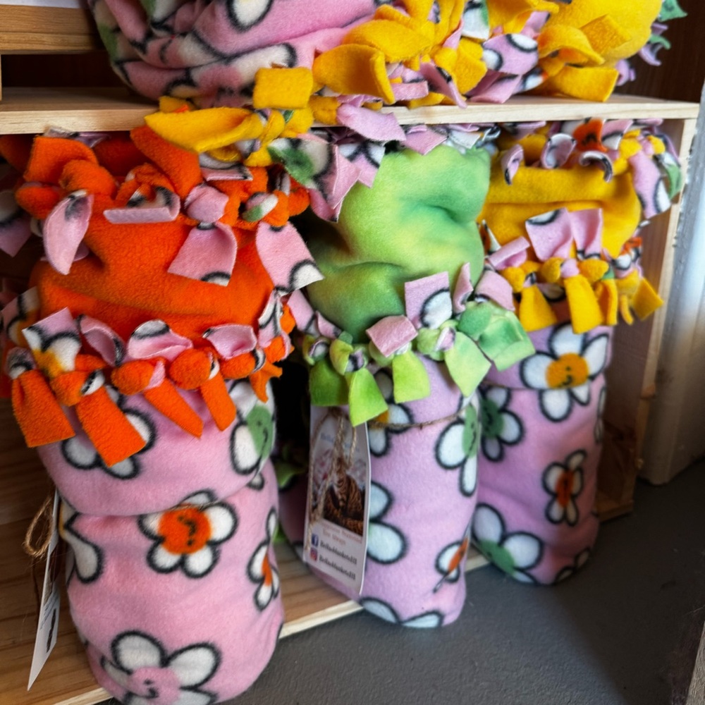Colorful Fleece Knot Blankets - spring bees 🐝 & flowers Brand new- handmade